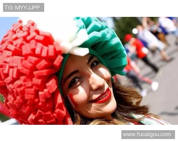 与足球明星合影的神秘女生身份揭晓引发网友热议引发广泛关注 与足球明星合影的神秘女生身份揭晓引发网友热议引发广泛关注